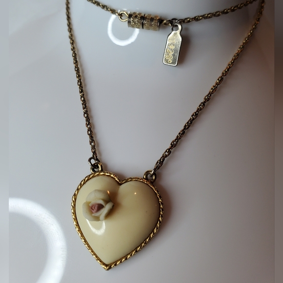 1928 Porcelain Rose Heart Pendant Necklace Antique Style Gold Tone Chain - Picture 2 of 3